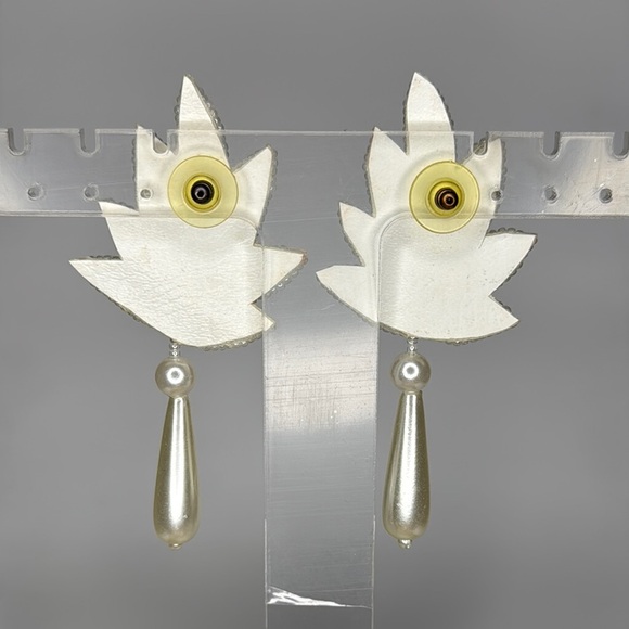 Gold Art Deco Leaf Earrings with Pearl Drops - Picture 4 of 4